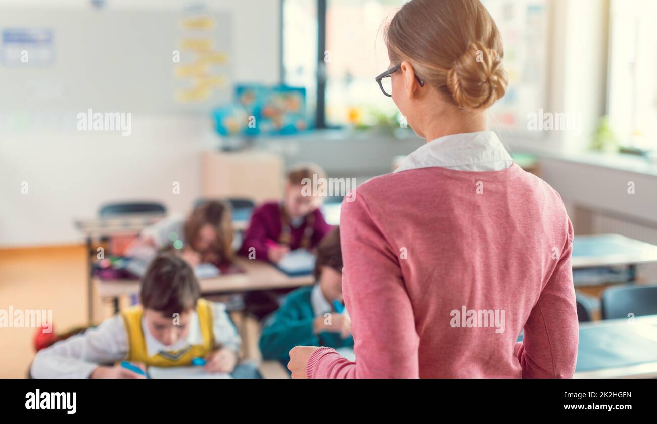 Professeur avec ses élèves en classe à l'école primaire Banque D'Images