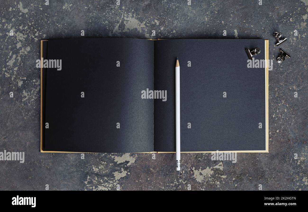 Livre noir et crayon Banque D'Images