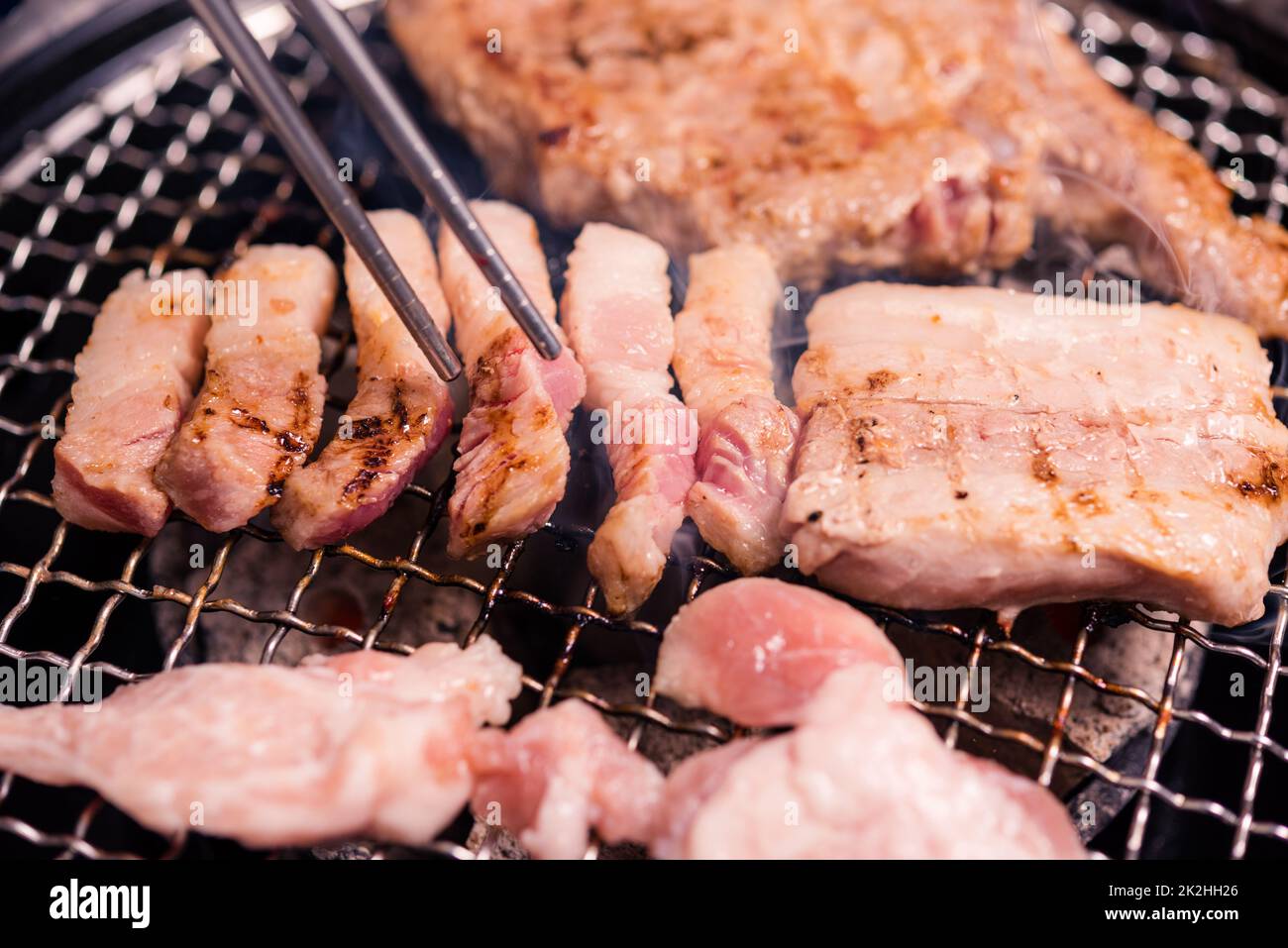 Griller de la viande de porc Coréen BBQ traditionnel sur cuisinière servir dans le restaurant Banque D'Images