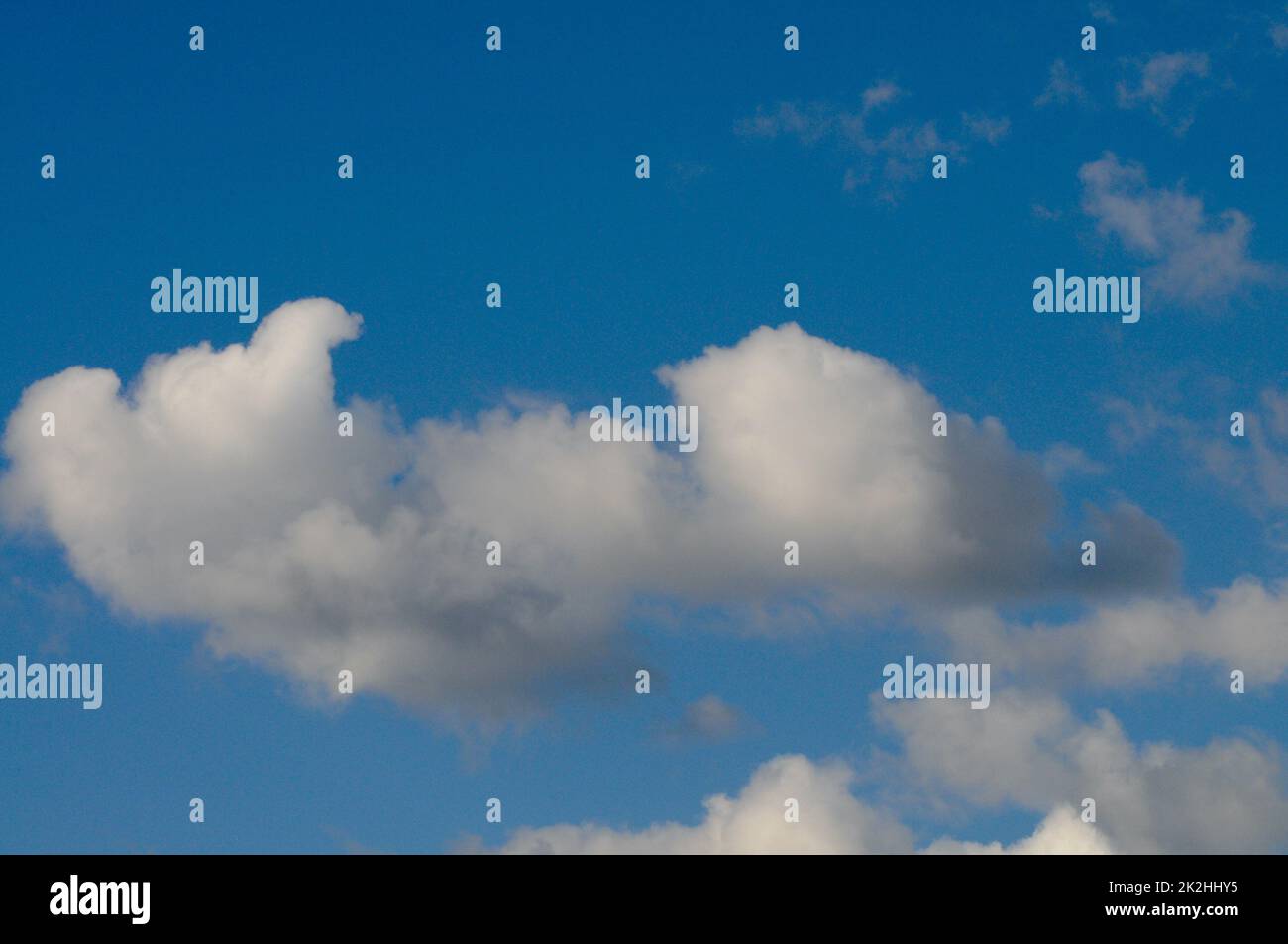 Un ciel bleu brillant avec des nuages blancs doux Banque D'Images