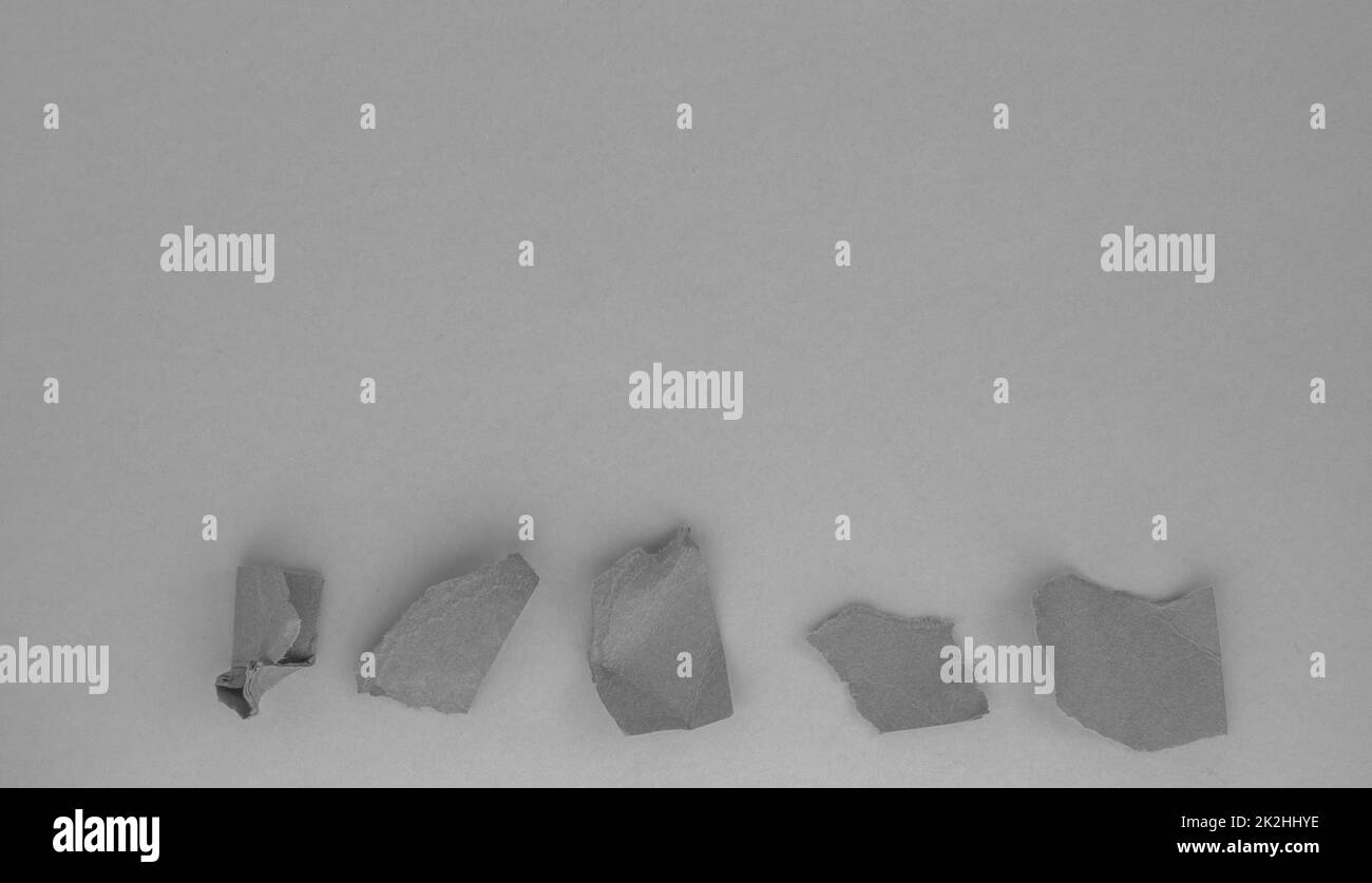 Un tas de boules de papier froissé sur le bord inférieur. Le concept de minimalisme, une copie de l'espace, noir et blanc, monochrome Banque D'Images