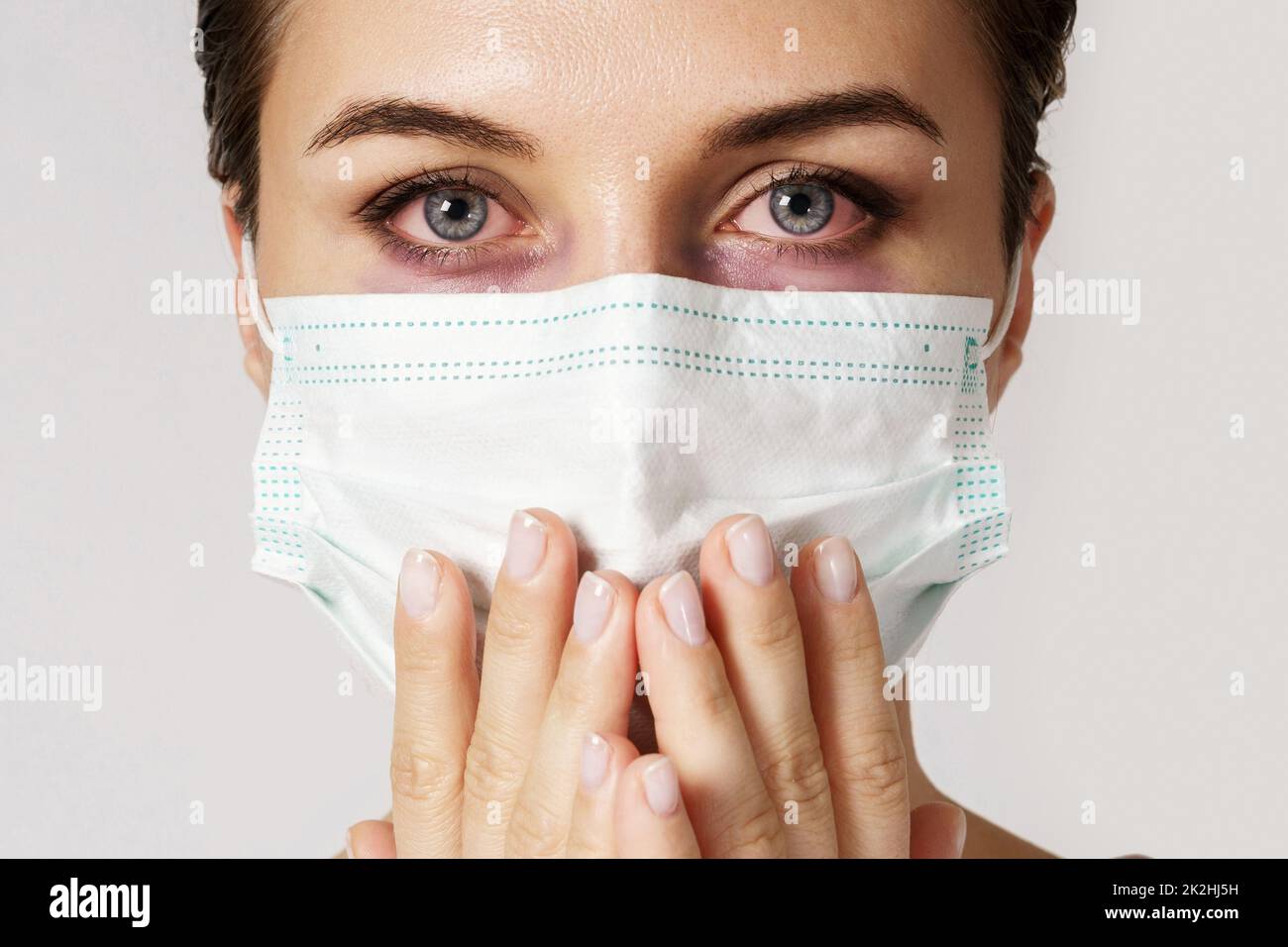 Jeune femme caucasienne présentant des symptômes de virus portant un masque de prévention Banque D'Images