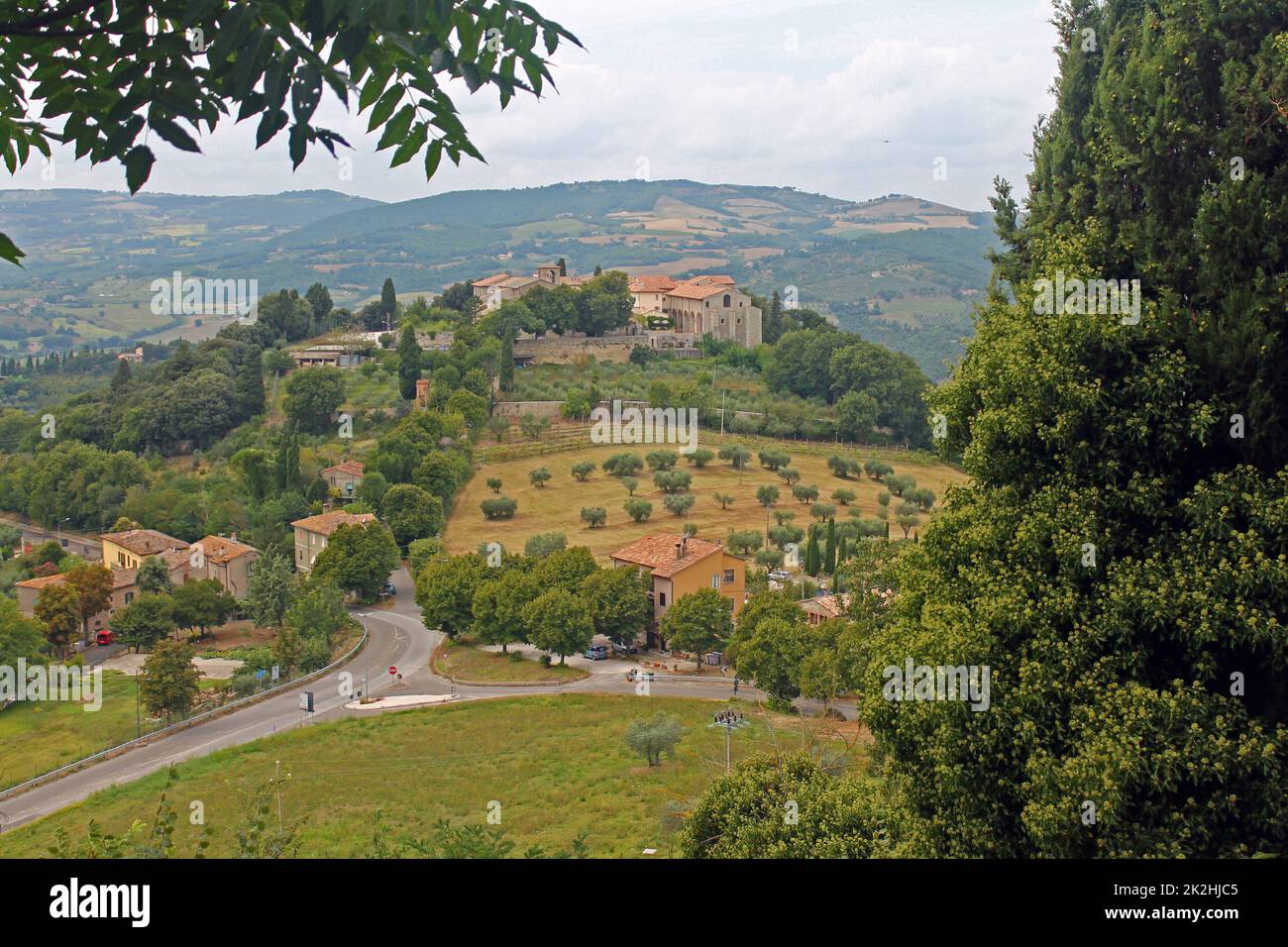 Vue panoramique des collines de la campagne en Ombrie Banque D'Images