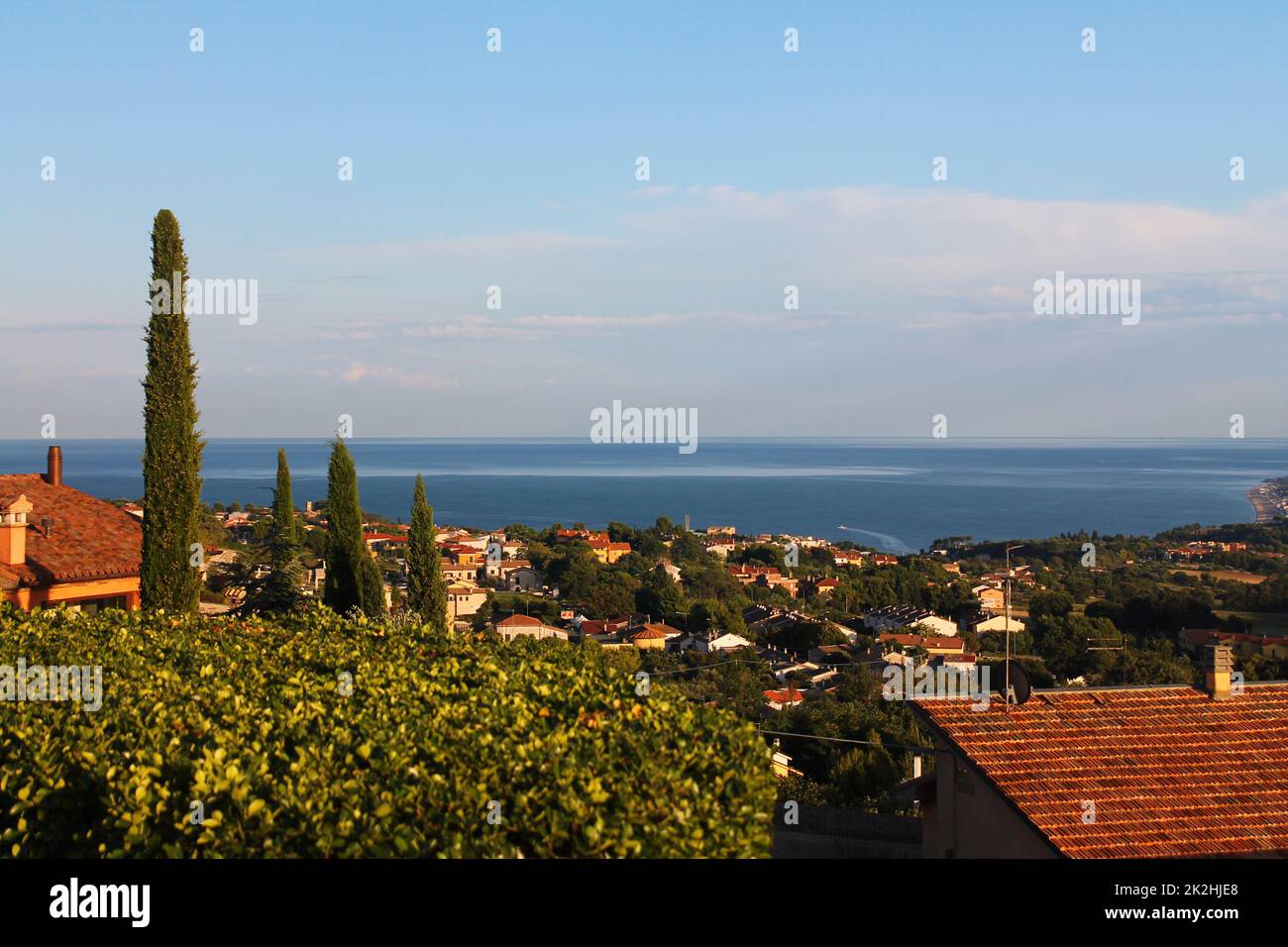 La mer Adriatique bleue d'une falaise dans la région de Conero Banque D'Images