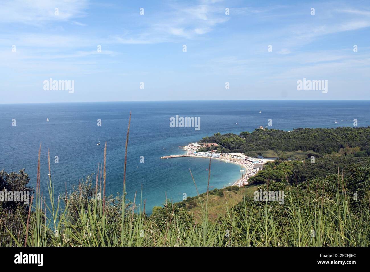 Photo panoramique de la région de Conero avec sa plage verte et blanche et sa mer Adriatique turquoise Banque D'Images