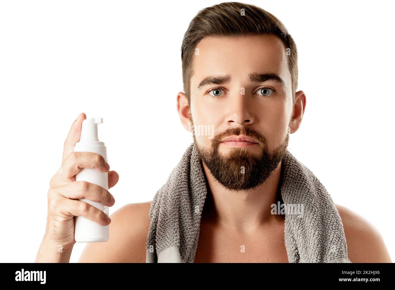 Homme beau avec une mousse nettoyante ou de rasage Banque D'Images