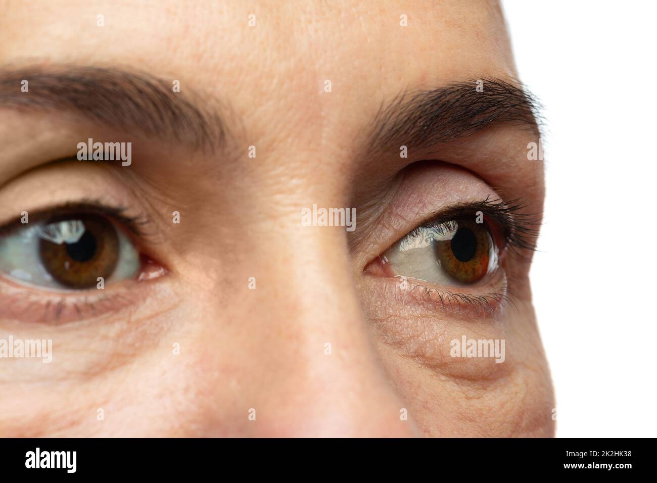 Les yeux fatigués de la femme d'âge moyen Banque D'Images