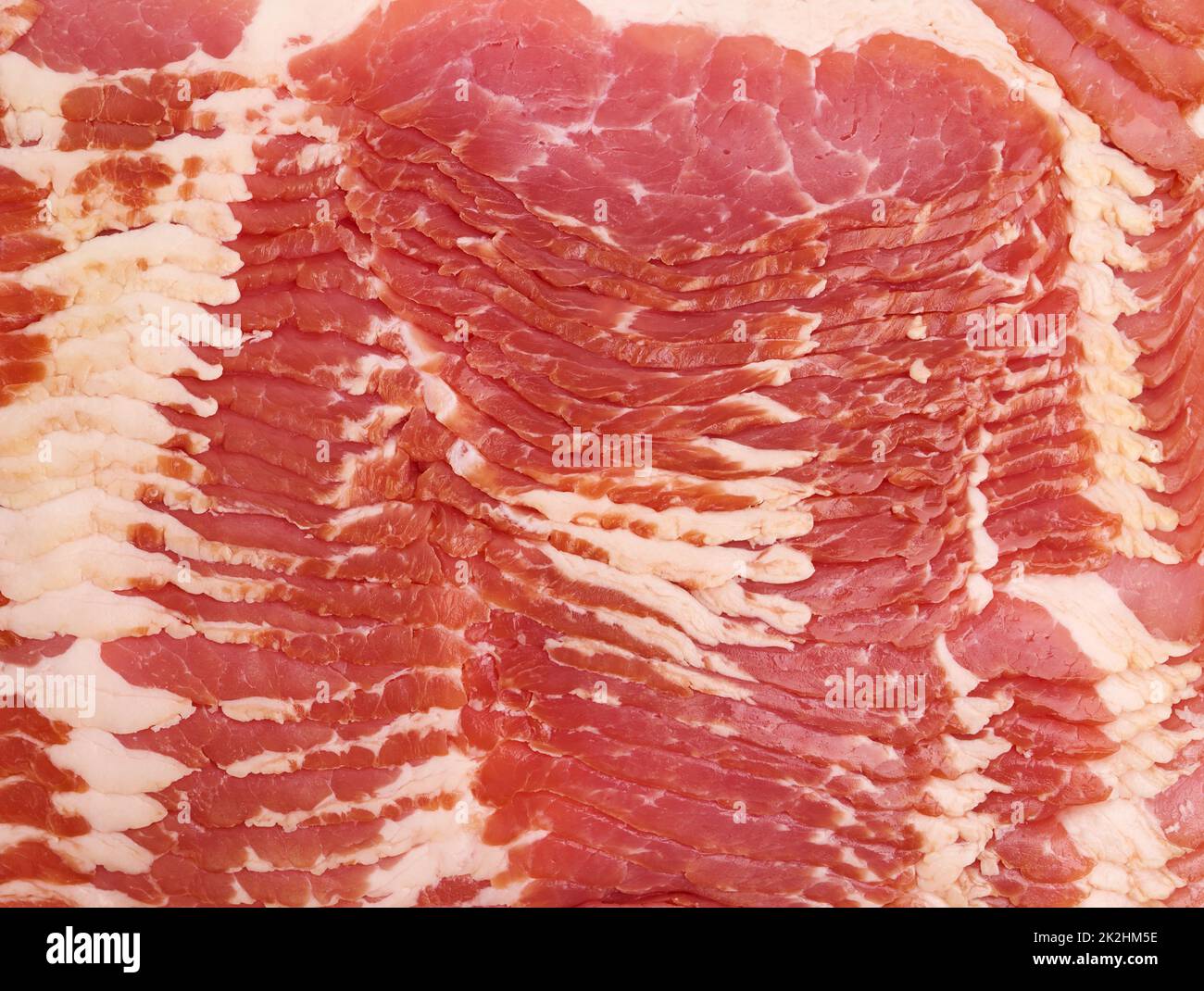 texture de tranches de bacon cru, plein cadre, gros plan Banque D'Images