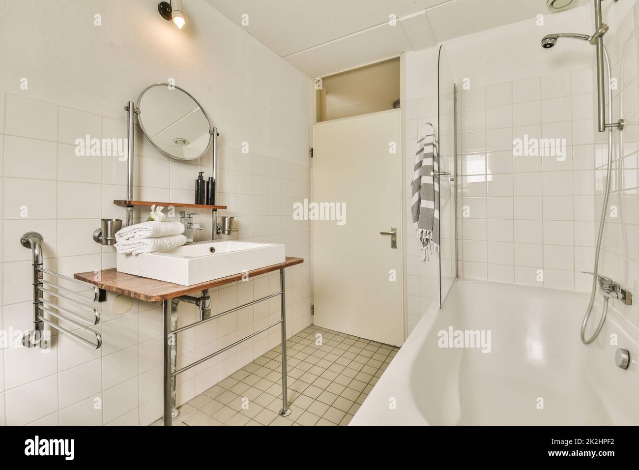 Glass partition between shower tap and wall flush toilet in barhroom at home Banque D'Images
