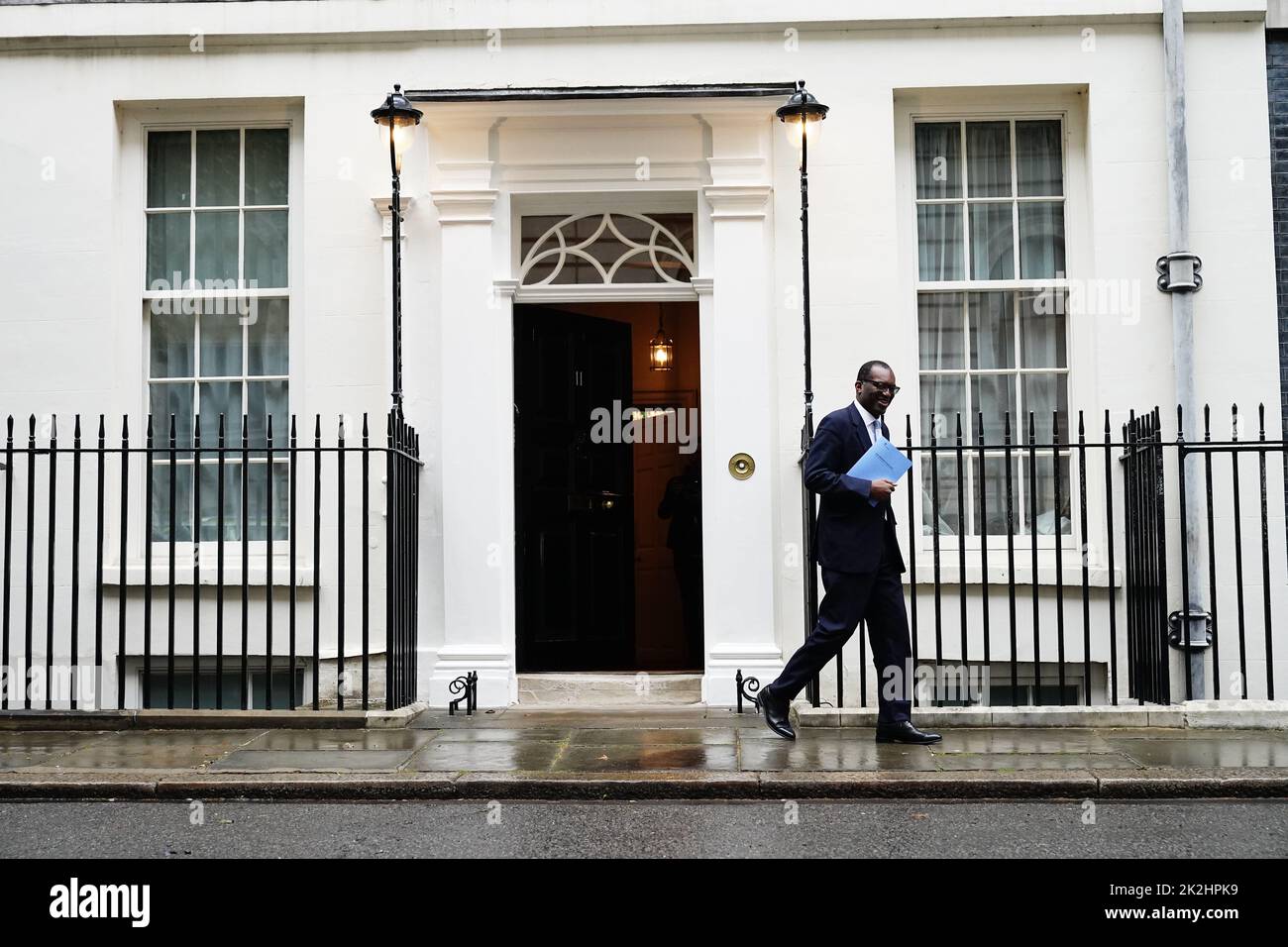 Le chancelier de l’Échiquier Kwasi Kwarteng quitte le 11 Downing Street pour se rendre au ministère des Finances pour réaliser son mini-budget. Date de la photo: Vendredi 23 septembre 2022. Banque D'Images
