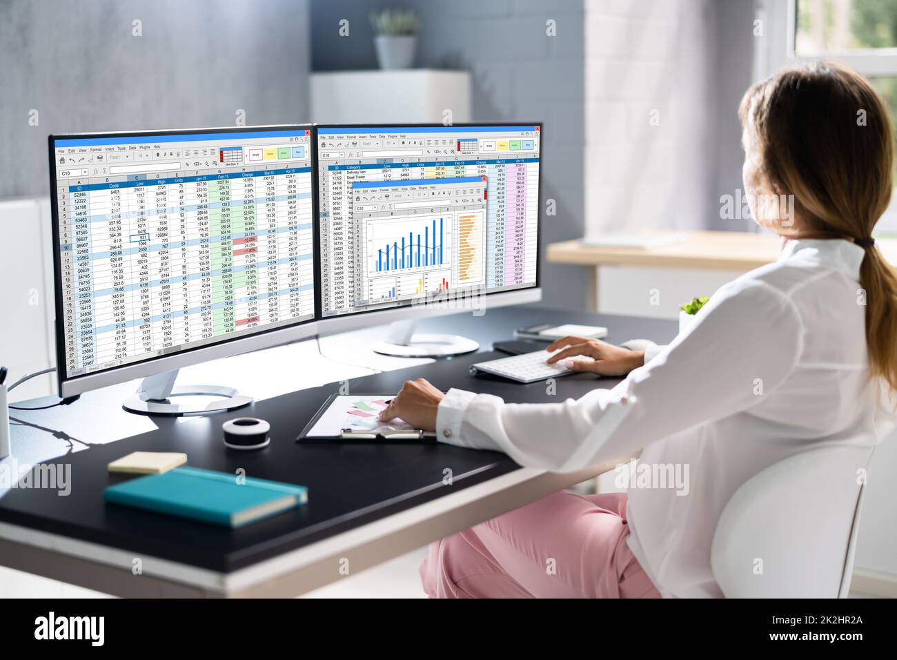 Femme analyste de données utilisant une feuille de calcul sur ordinateur Banque D'Images