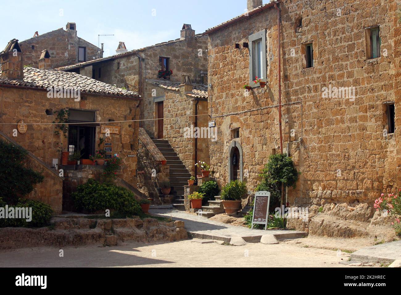 A proximité du village historique de civita de Bagnoregio, sur une falaise avec le long pont piétonnier Banque D'Images