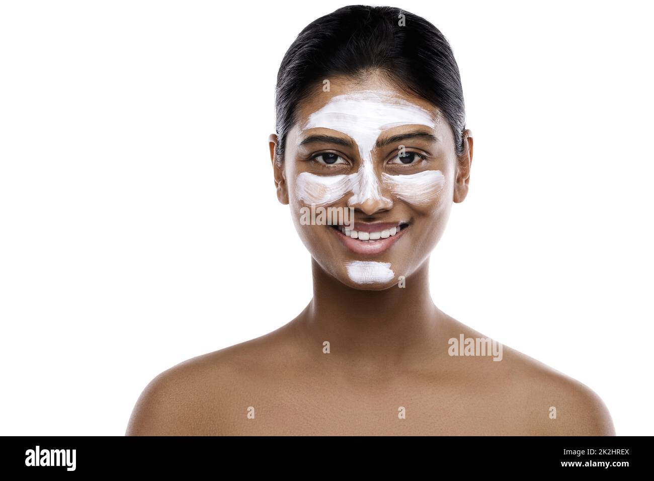 Jeune femme indienne avec un masque de nettoyage appliqué sur son visage Banque D'Images