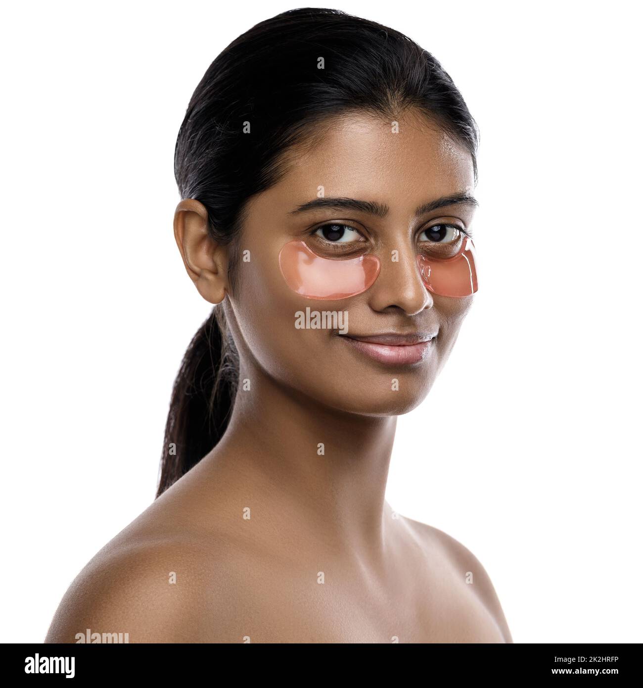 Belle femme indienne avec des taches d'yeux hydratantes sous ses yeux Banque D'Images