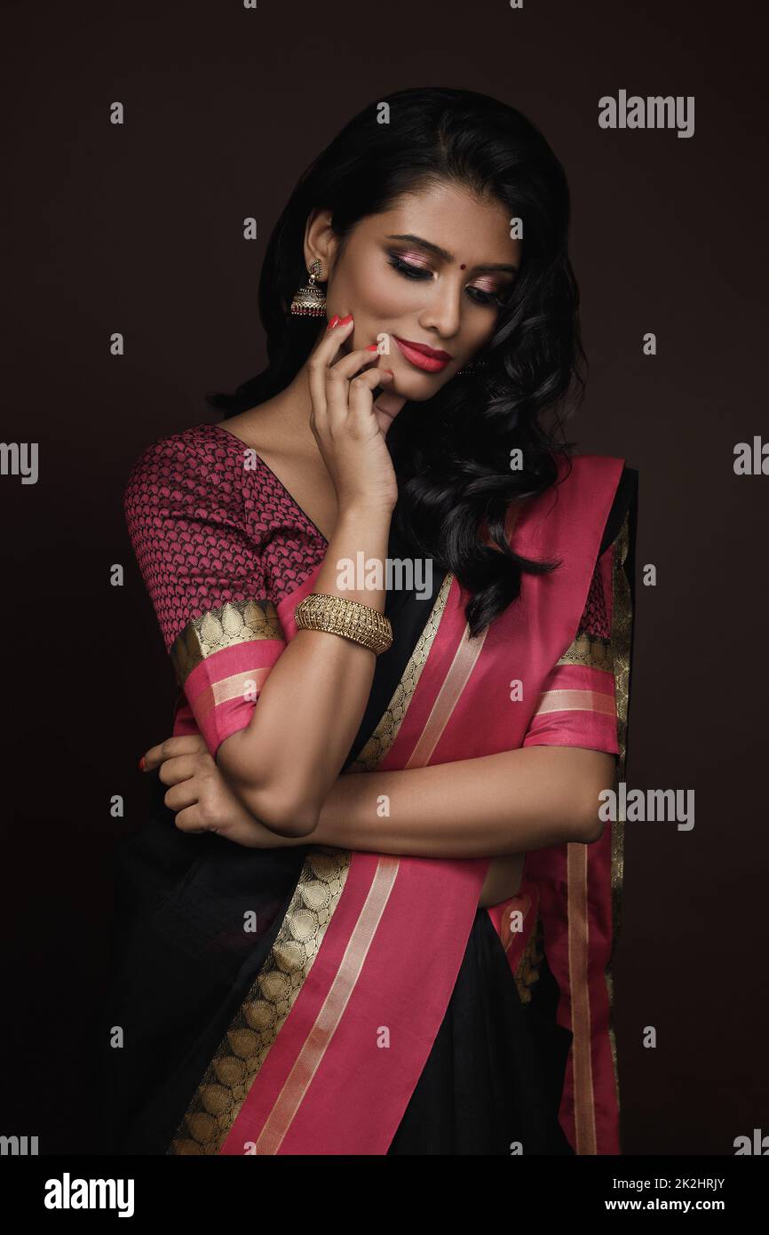 Belle femme indienne portant une robe traditionnelle sari Banque D'Images