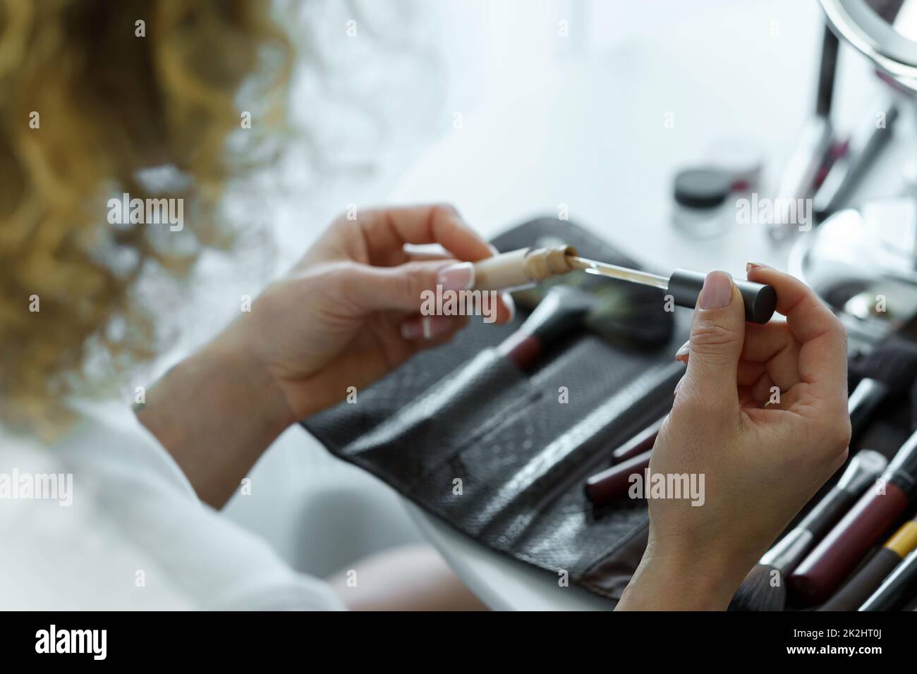 Mains femelles avec un correcteur liquide Banque D'Images