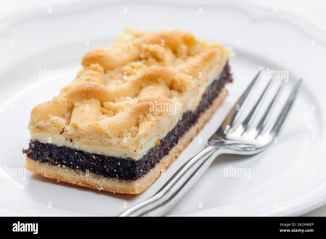 un morceau de gâteau de pavot avec crumble Banque D'Images