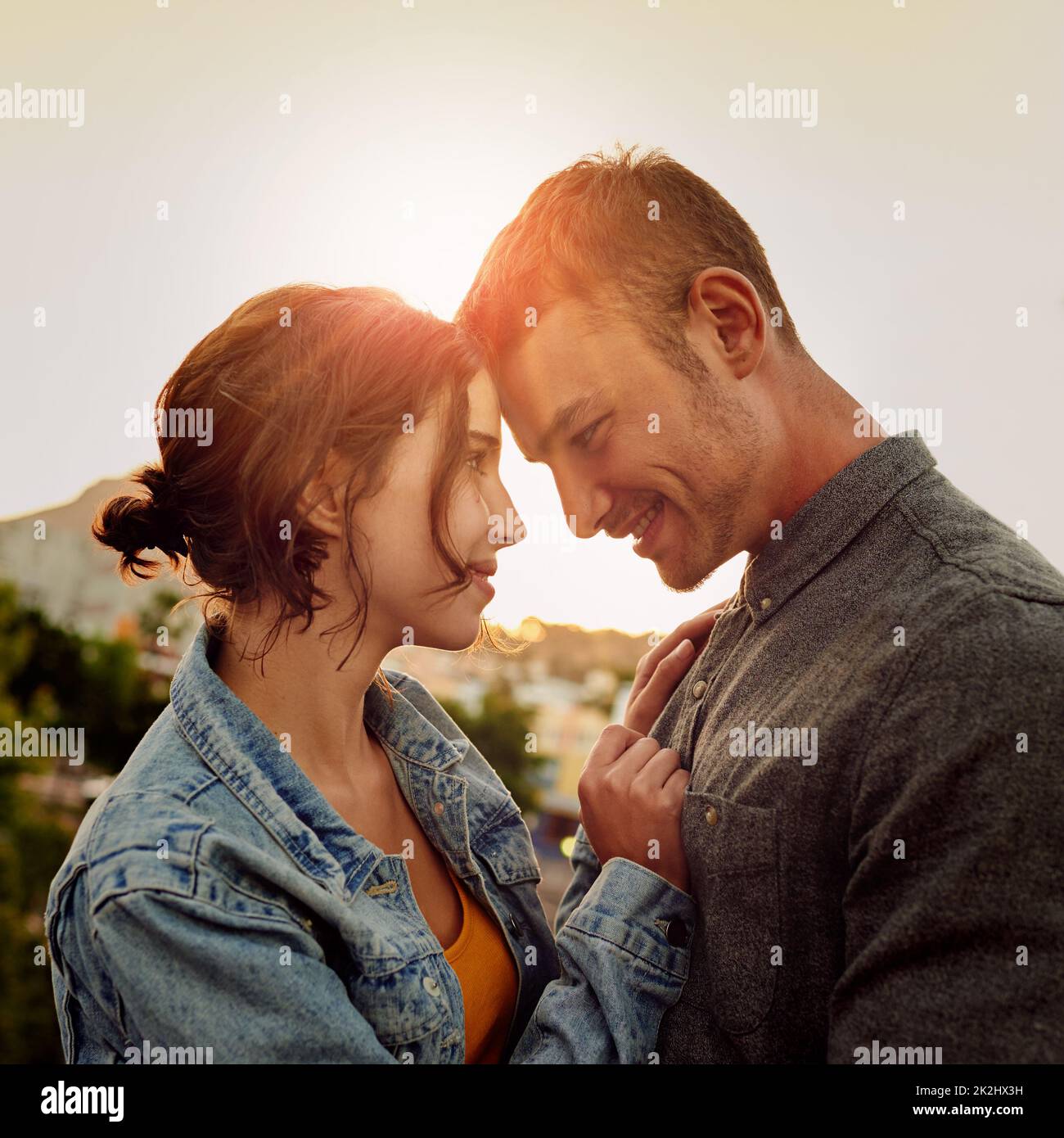 Mon cœur est le vôtre.Photo d'un jeune couple heureux profitant d'un moment romantique dans la ville. Banque D'Images