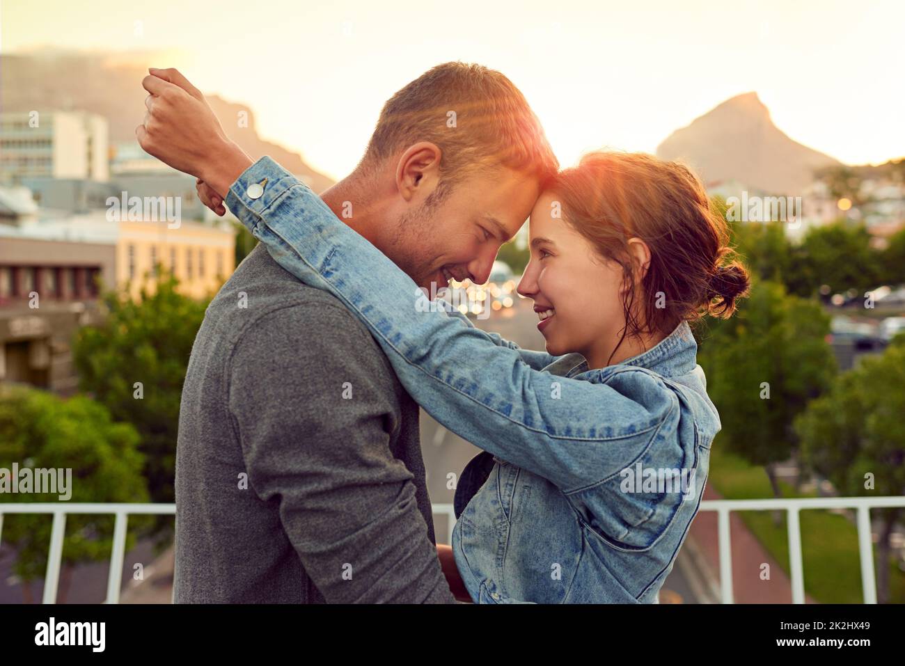 Coucher de soleil.Photo d'un jeune couple heureux profitant d'un moment romantique dans la ville. Banque D'Images