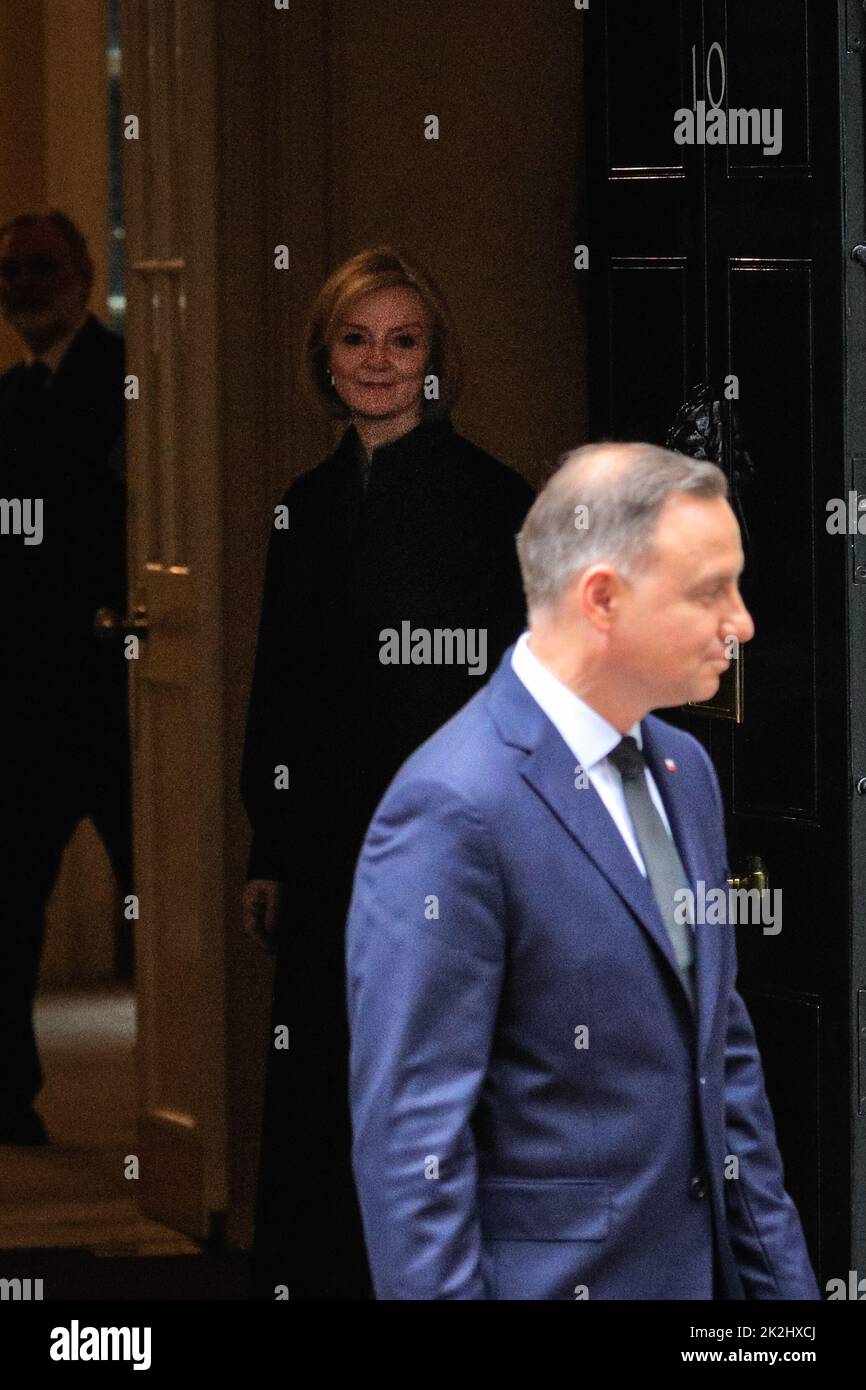 Liz Truss, Premier ministre britannique, regarde Andrzej Duda, président de la République de Pologne, quitter après une réunion à Downing Street, Londres, Royaume-Uni Banque D'Images