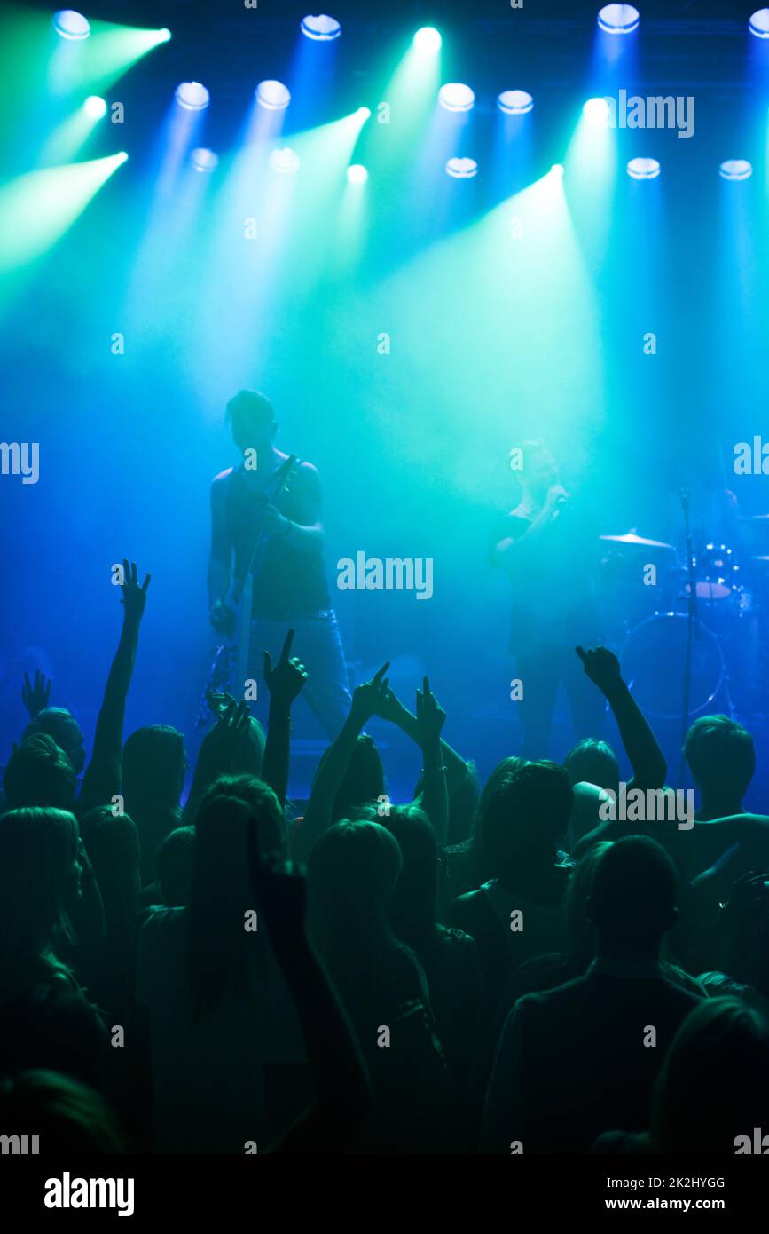 Profiter de chaque morceau qu'ils jouent. Ce concert a été créé dans le seul but de cette séance photo, avec 300 modèles et 3 groupes live. Tous les participants à cette séance photo sont sortis du modèle. Banque D'Images