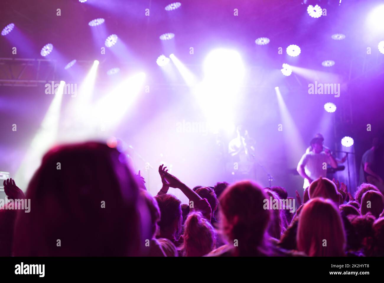 Êtes-vous prêt à faire du rock ?Photo d'un fan regardant un concert. Banque D'Images