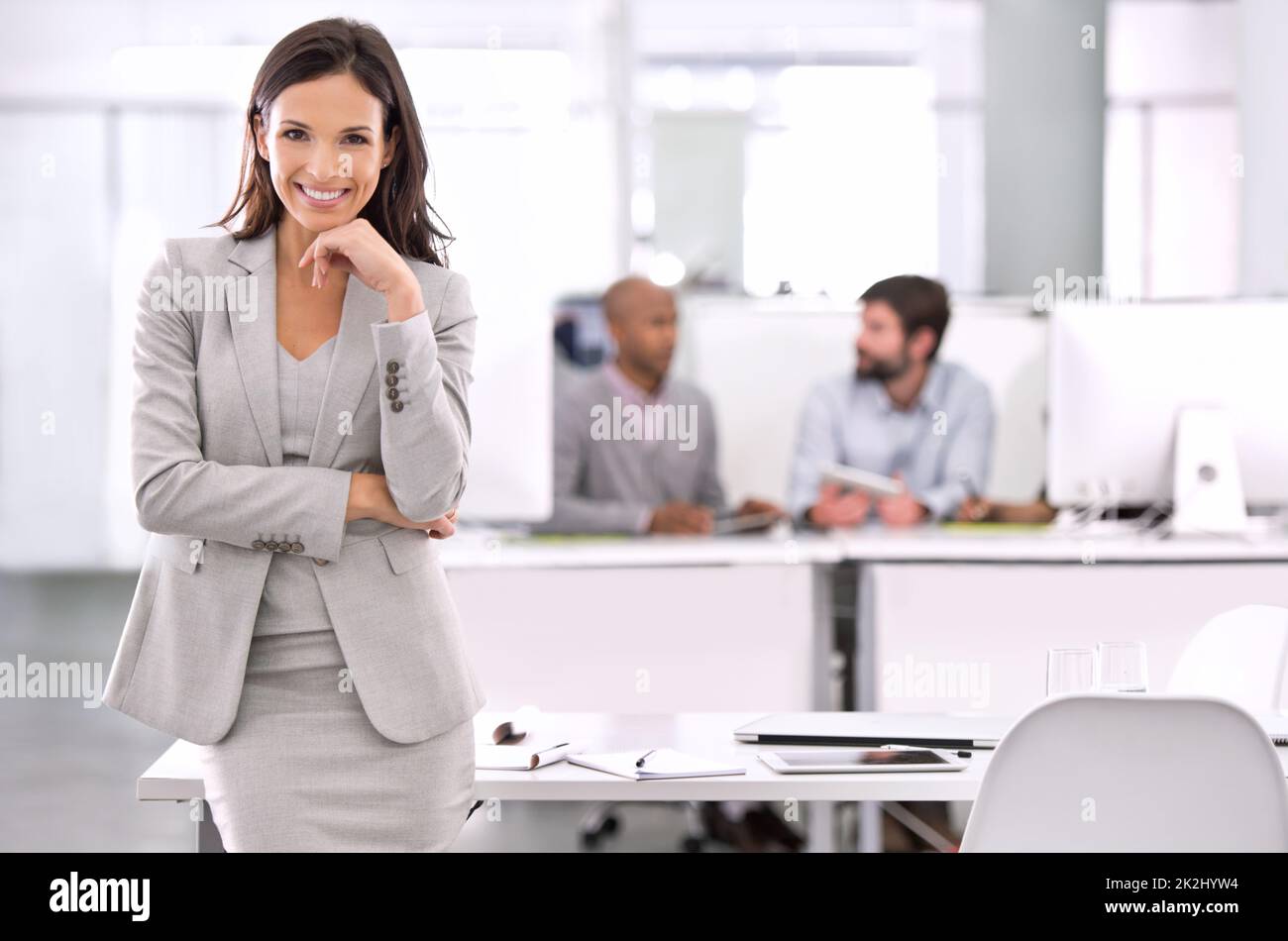 La crème s'élève toujoursPhoto d'une jeune femme d'affaires debout dans un bureau. Banque D'Images