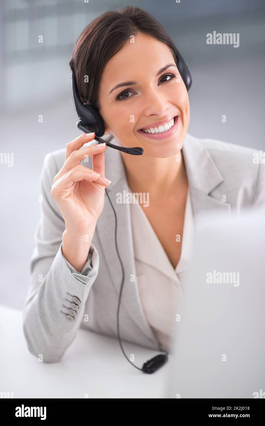 Comment puis-je diriger votre appel ?Photo d'un opérateur de centre d'appels assis devant son ordinateur. Banque D'Images