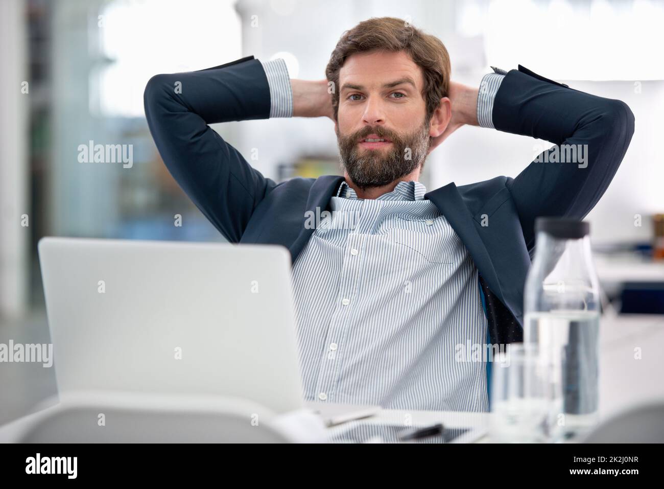 Il prend son travail très au sérieux.Photo d'un jeune homme d'affaires assis à son poste de travail dans un bureau. Banque D'Images