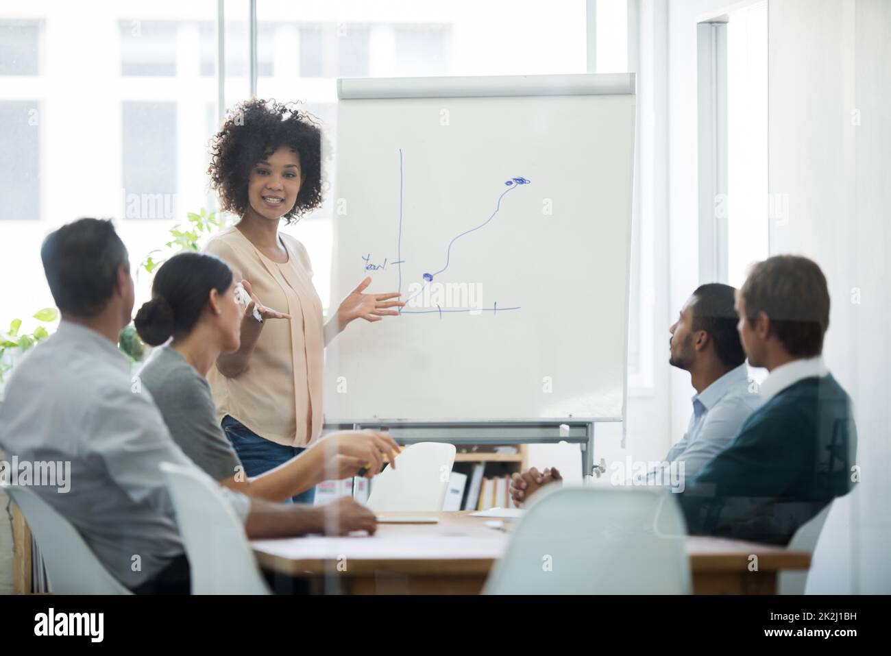 Vous pouvez voir la croissance. Des hommes d'affaires réels ont tourné sur place. Comme ces sites sont réels et ne sont pas tournés dans un « studio de bureau », des niveaux ISO élevés sont parfois nécessaires pour saisir le moment. La plage ISO est comprise entre 250-600 et doit donc être fin Banque D'Images