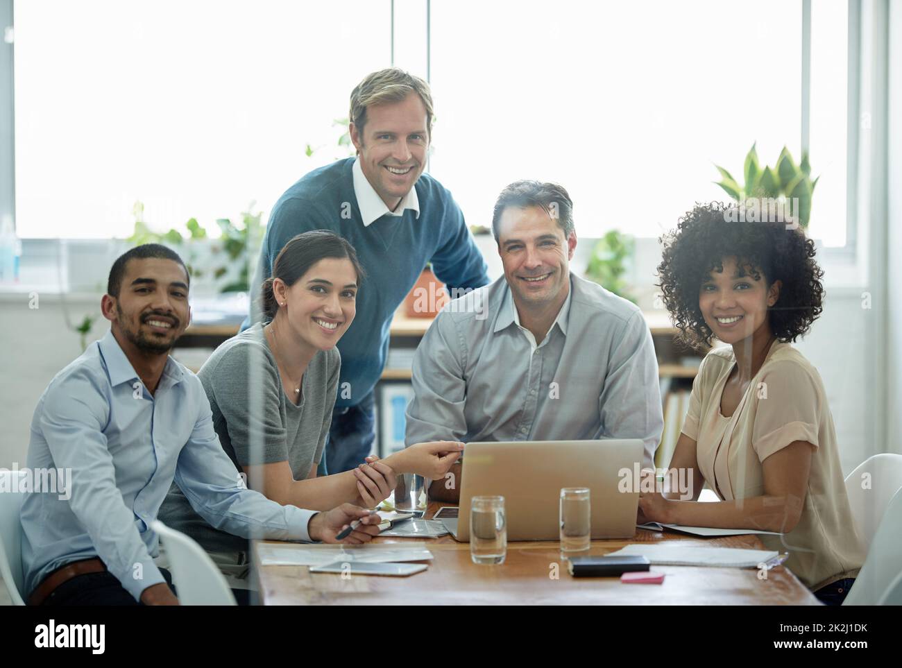 Nous sommes prêts à réussir. Des hommes d'affaires réels ont tourné sur place. Comme ces sites sont réels et ne sont pas tournés dans un « studio de bureau », des niveaux ISO élevés sont parfois nécessaires pour saisir le moment. La plage ISO est comprise entre 250-600 et doit donc être de type fi Banque D'Images