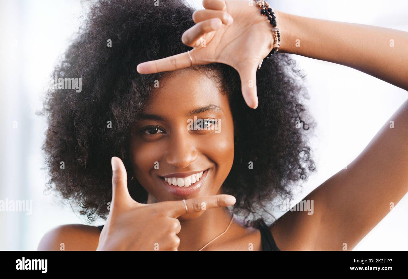 Quel est votre cadre de référence ?Portrait d'une jeune femme confiante faisant un cadre de doigt. Banque D'Images