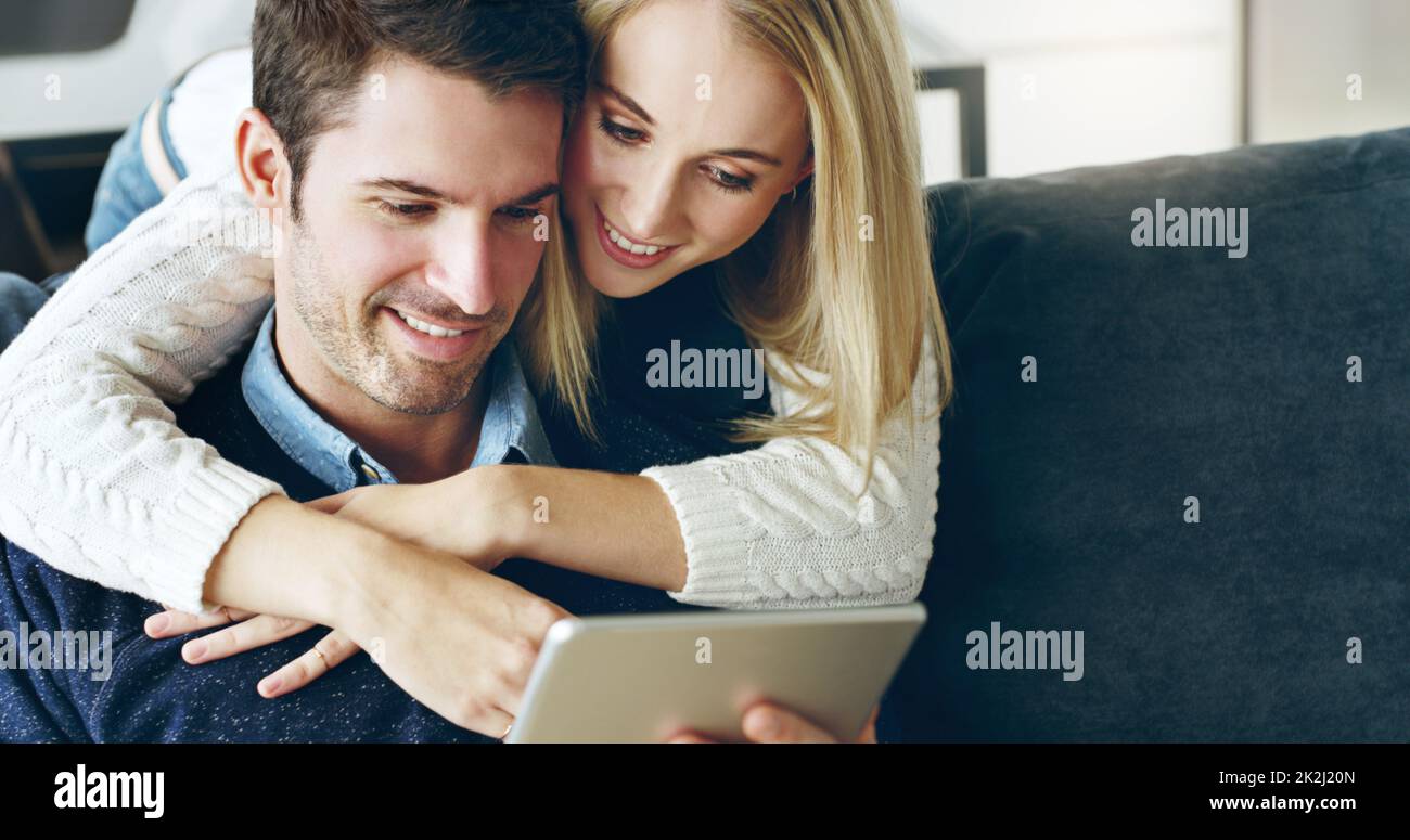 Ce que vous faites.Prise de vue courte d'un jeune couple affectueux à l'aide d'une tablette