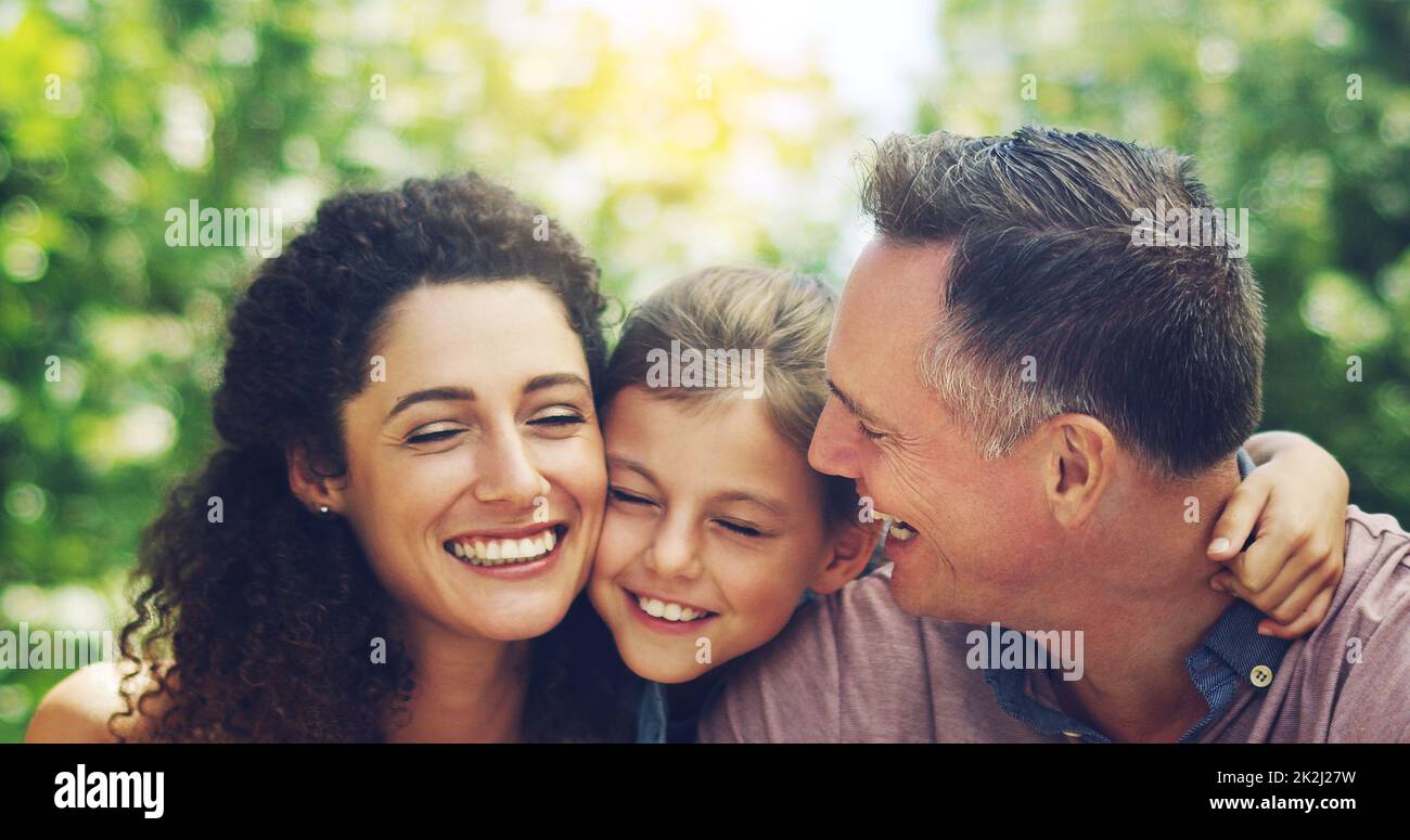 L'amour de la famille est ce qui fait toute la vie. Photo d'une petite fille affectueuse qui passe du temps avec sa mère et son père à l'extérieur. Banque D'Images