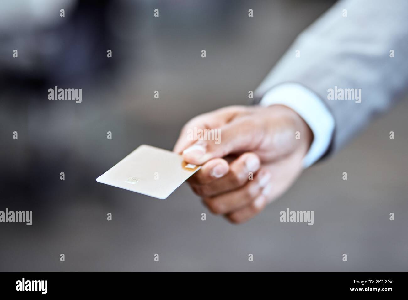 Plus besoin de transporter de l'argent. Gros plan d'un homme d'affaires méconnaissable détenant une carte de crédit dans un bureau. Banque D'Images