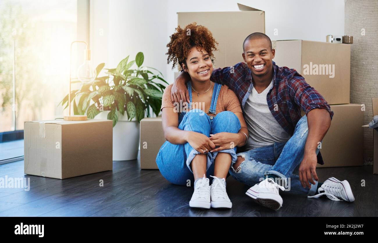 Déplacé vers l'extérieur et déplacé ensemble. Photo d'une belle maison de déménagement de jeune couple. Banque D'Images