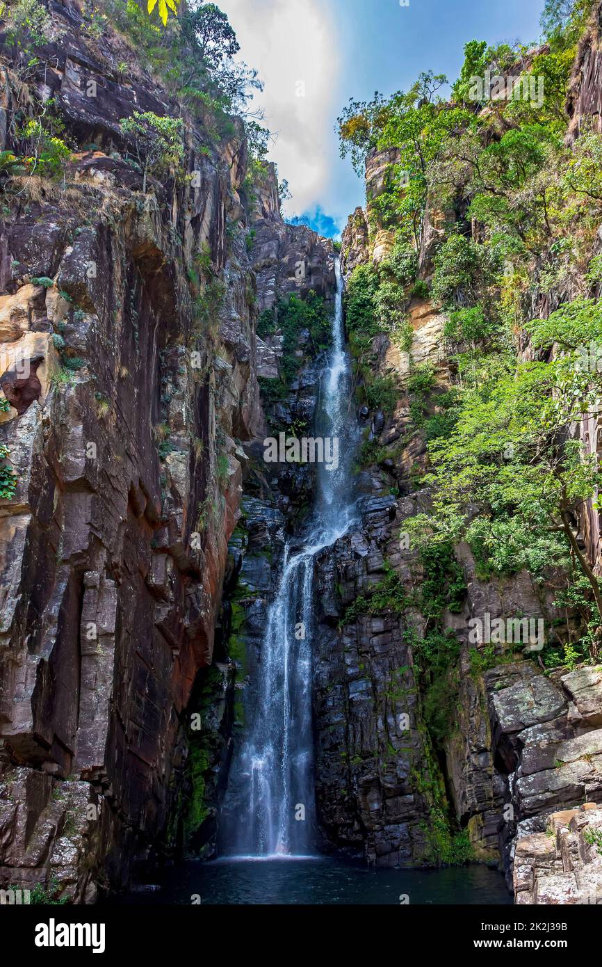 Superbe cascade appelée Vau da Noiva entre les rochers couverts de mousse et la végétation Banque D'Images