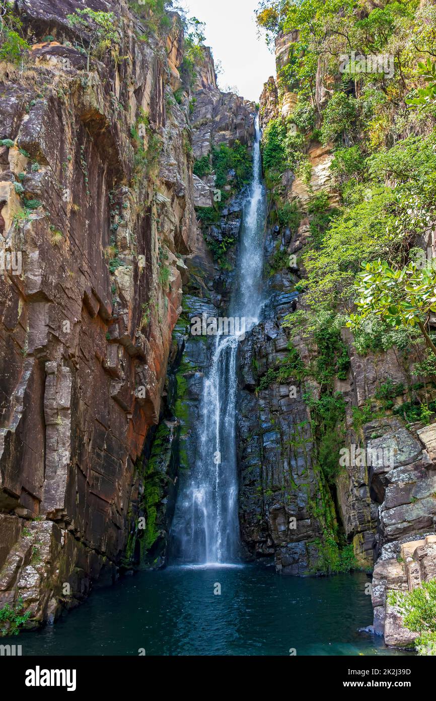 Belle cascade appelée Vau da Noiva entre les rochers couverts de mousse et la végétation Banque D'Images
