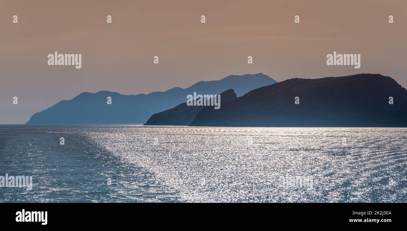 Les îles Cyclades silhouettes en mer Egée Banque D'Images