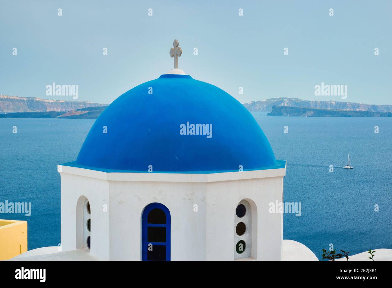 Vue célèbre du point de vue du village de Santorini Oia avec dôme bleu de l'église chrétienne orthodoxe grecque Banque D'Images