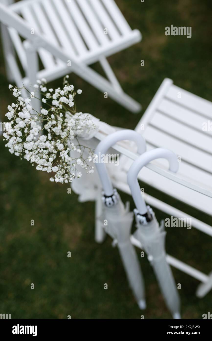 chaises en bois blanc pour la cérémonie de mariage Banque D'Images