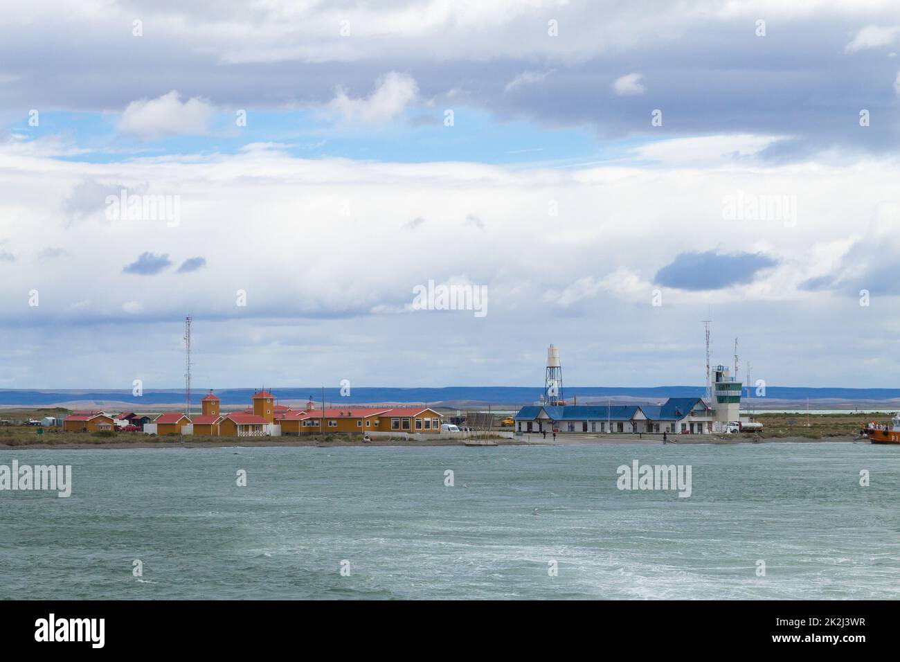 Vue sur le phare de Punta Delgada, frontière chilienne. Banque D'Images