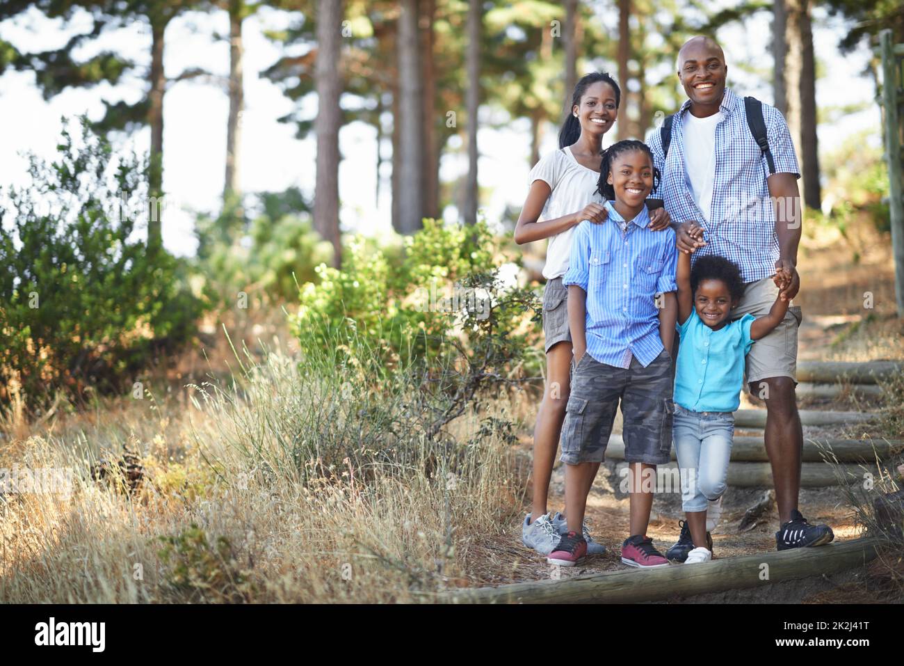 Nous adorons tous une bonne promenade dans la forêt. Portrait d'une famille afro-américaine qui profite d'une journée dans la forêt. Banque D'Images