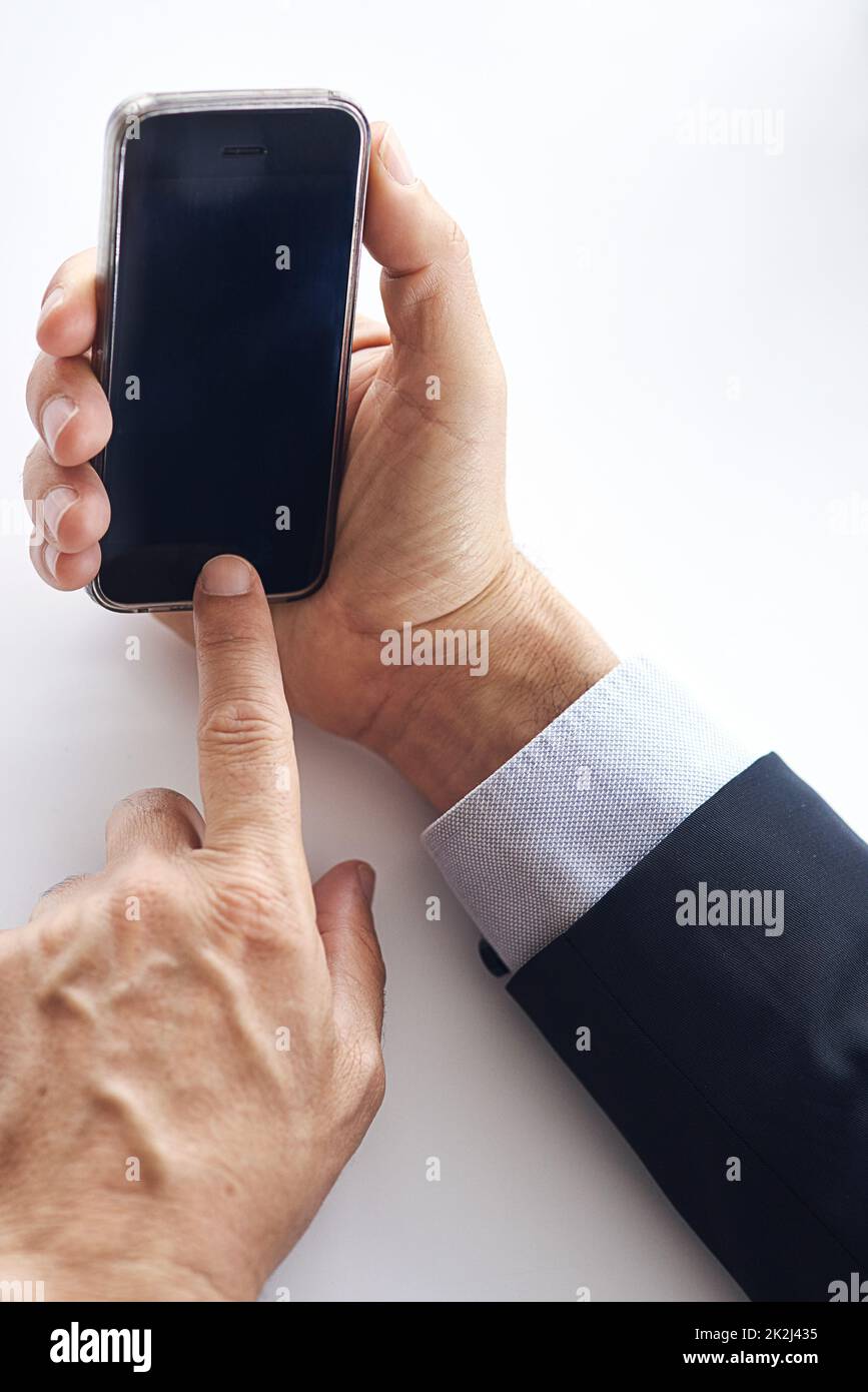 Connexion réussie. Gros plan d'un homme d'affaires utilisant un téléphone portable sur un fond blanc. Banque D'Images