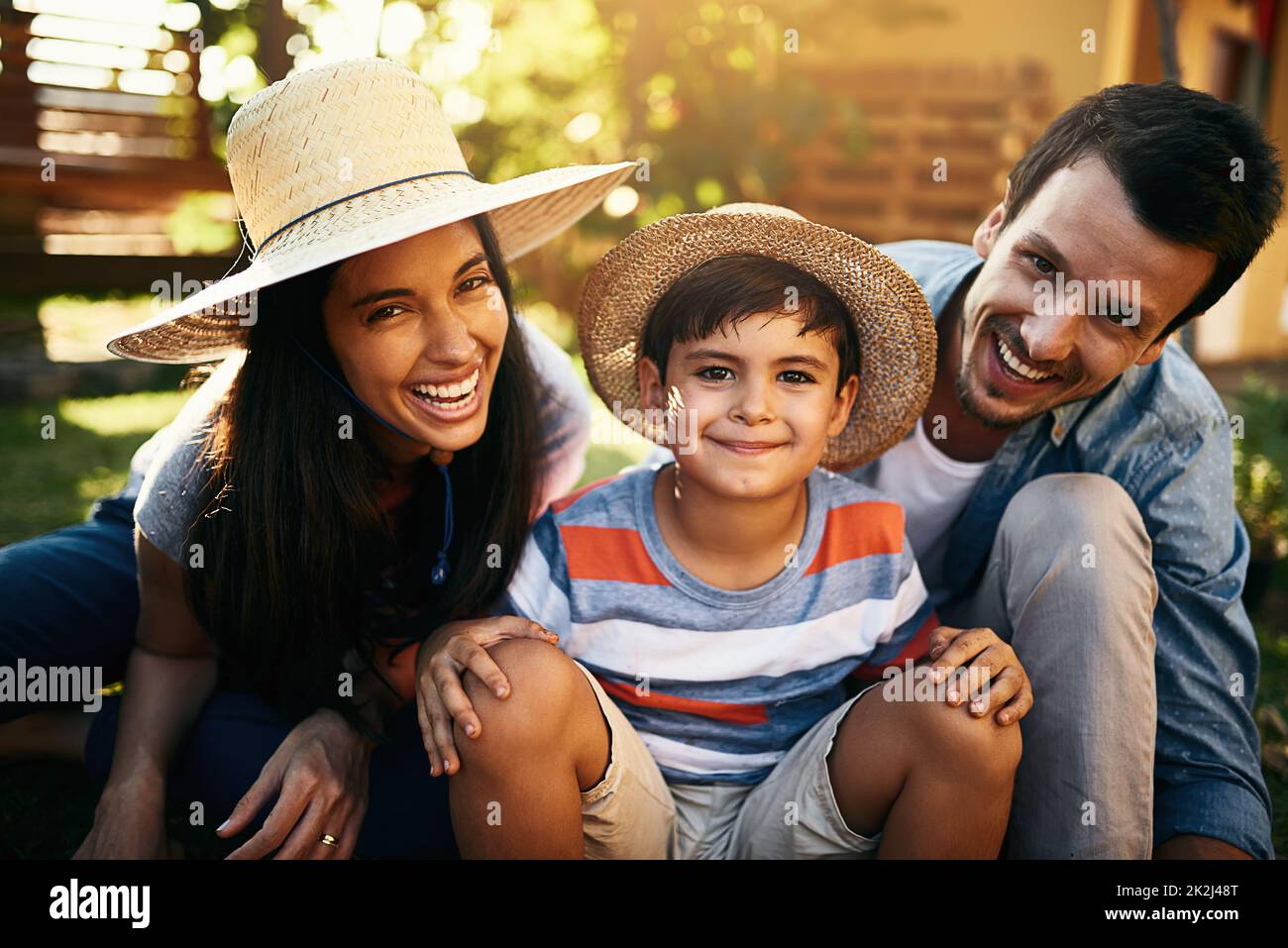 Partager la joie du jardinage ensemble. Portrait d'une famille heureuse jardinant ensemble dans leur arrière-cour. Banque D'Images