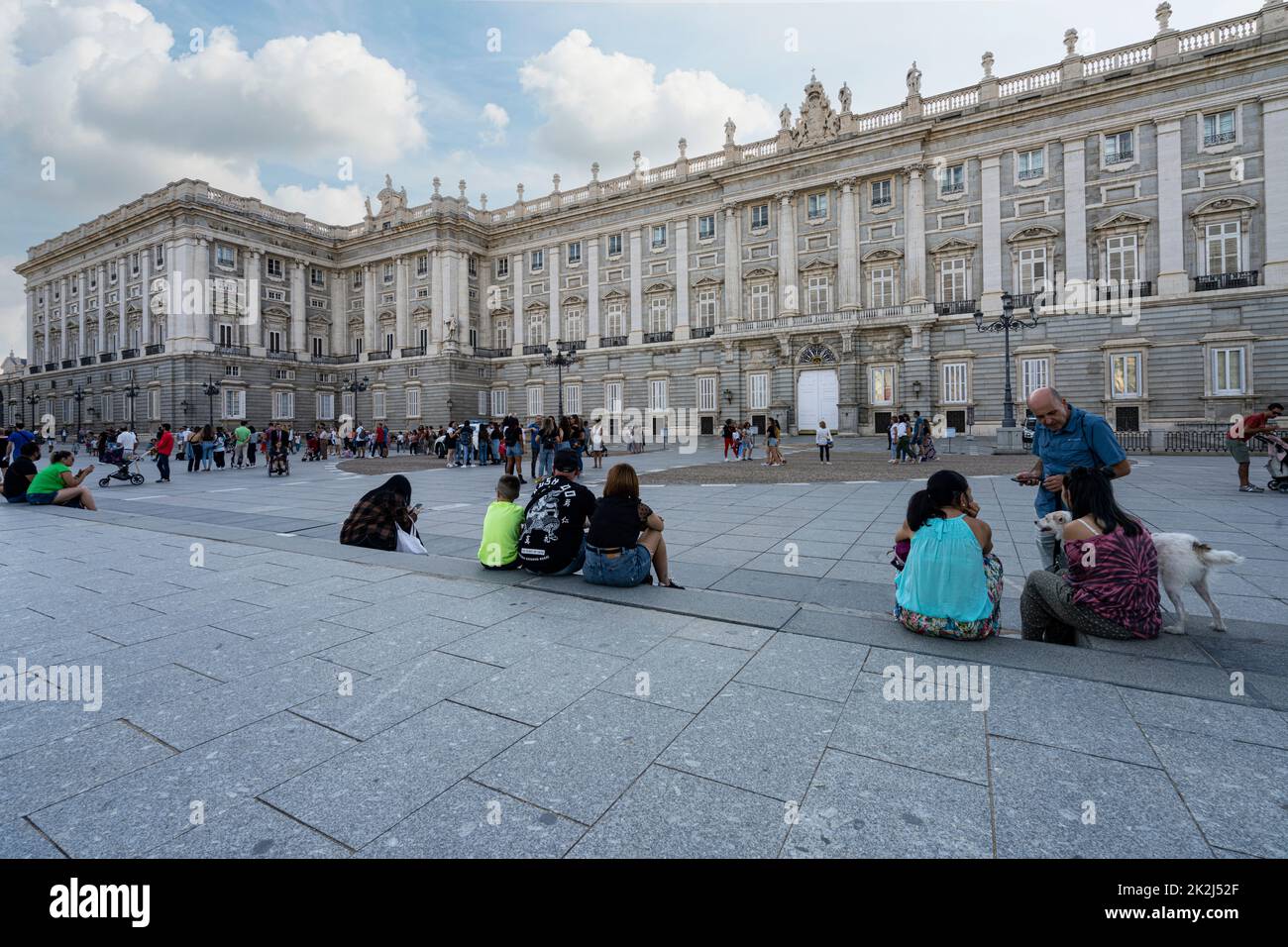 Madrid, Espagne, septembre 2022. Les gens le long de la Calle de Bailen dans le centre-ville Banque D'Images