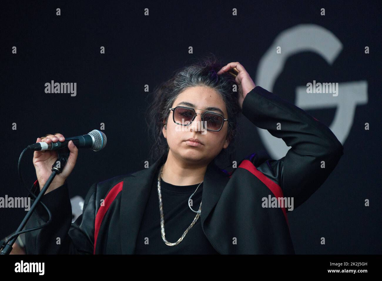 Arooj Aftab, lauréat du Grammy, joue le Garden Stage fortifié au festival de musique Green Man 2022 au pays de Galles, au Royaume-Uni. Photo : Rob Watkins/Alay Banque D'Images