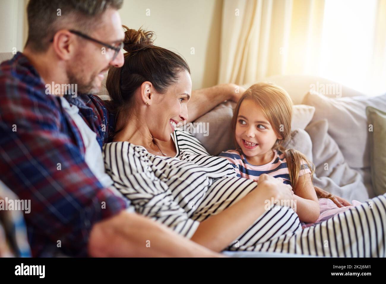 Je peux sentir le bébé donner un coup de pied.Photo d
