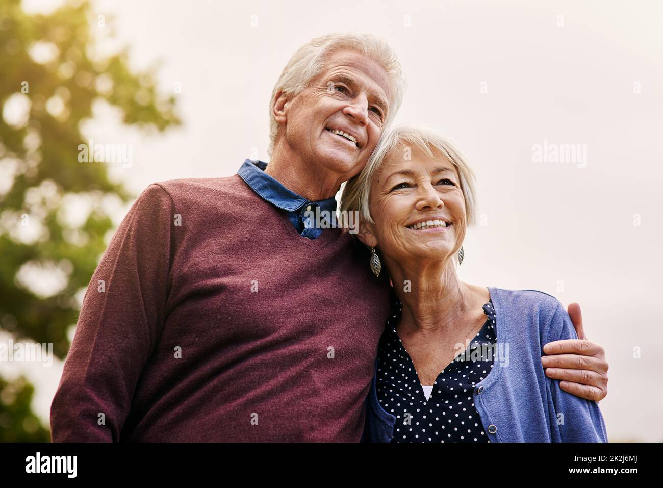 Objectifs du mariage.Photo d'un couple senior heureux dans le parc. Banque D'Images