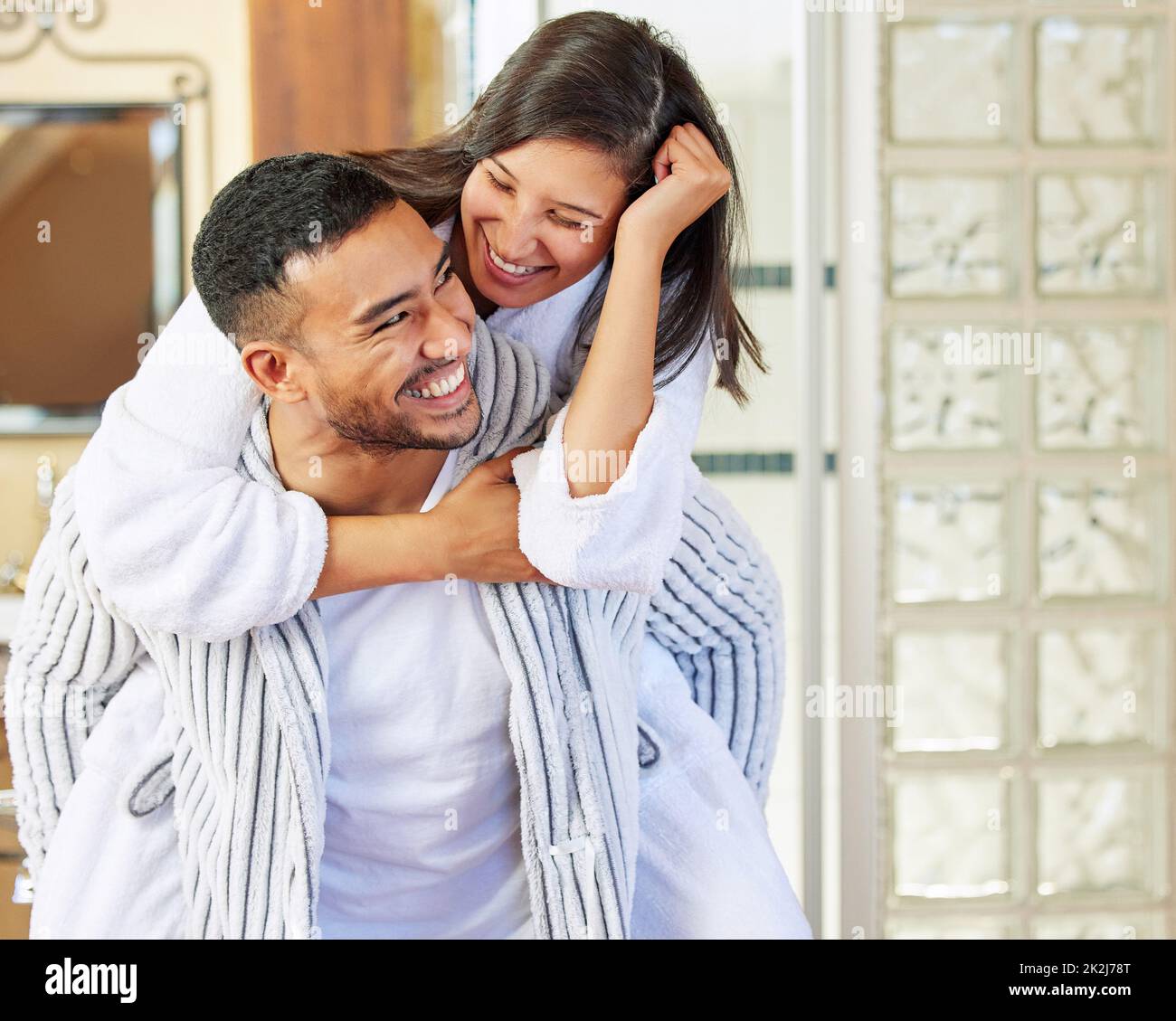 C'est toujours un bon matin quand je le passe avec vous. Photo d'un couple portant un pyjama tout en passant du temps de qualité ensemble à la maison. Banque D'Images